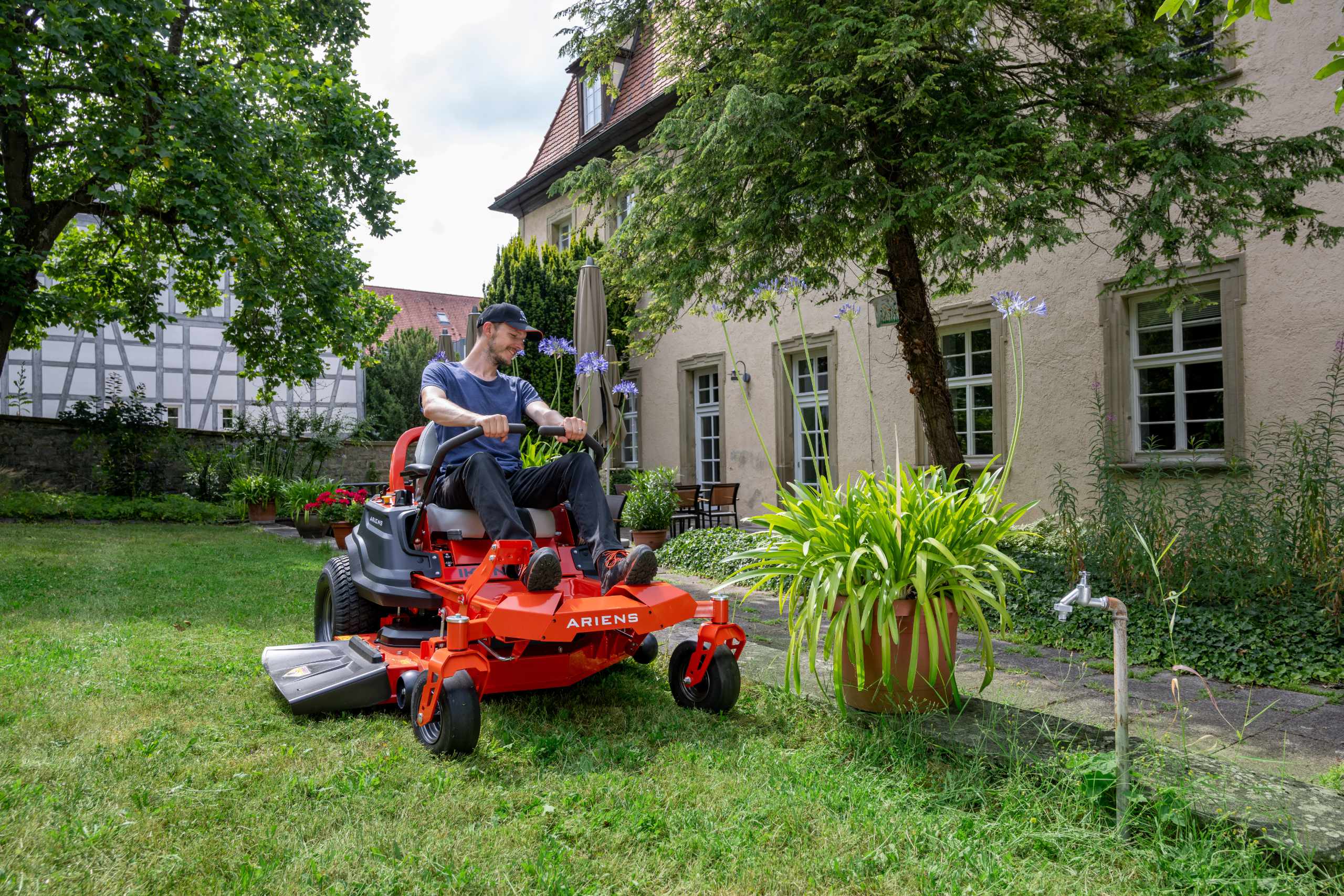 IKON XD 52 - For medium & large lawns | Ariens zero-turn mower