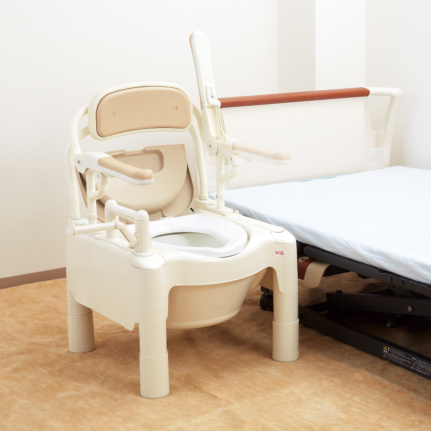 ポータブルトイレ FX-CPはねあげ ”ちびくまくん” | 【安寿】の介護用品