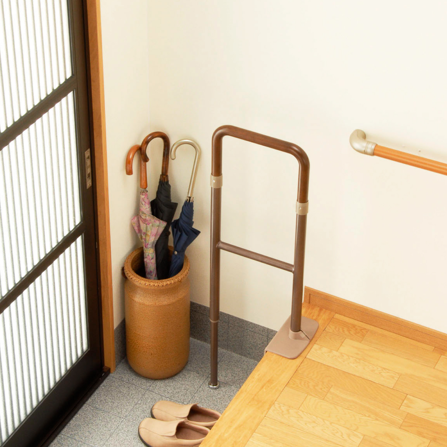 上がりかまち用手すり KM-300L／KM-300F | 【安寿】の介護用品