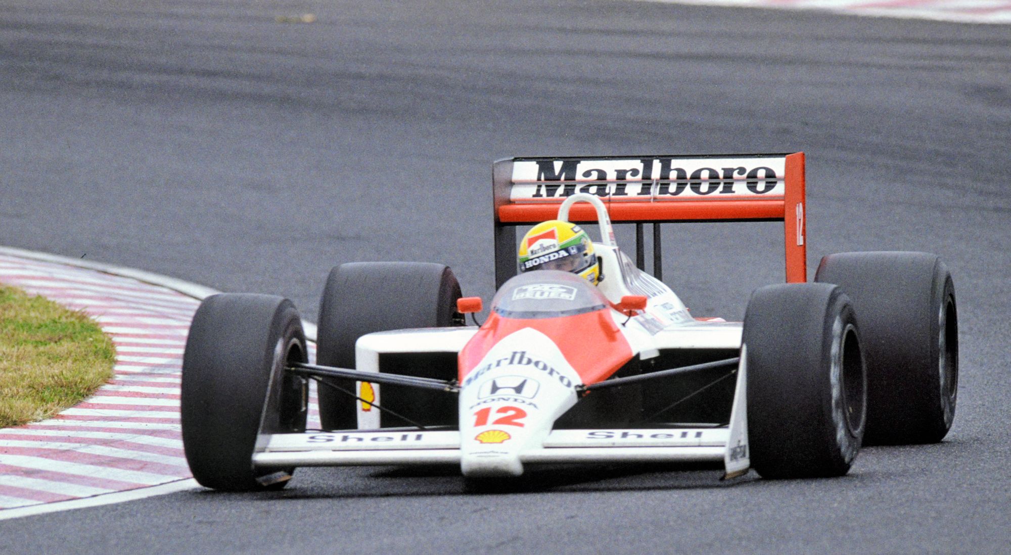 1988年、鈴鹿サーキットで開かれた日本GPで走るアイルトン・セナ