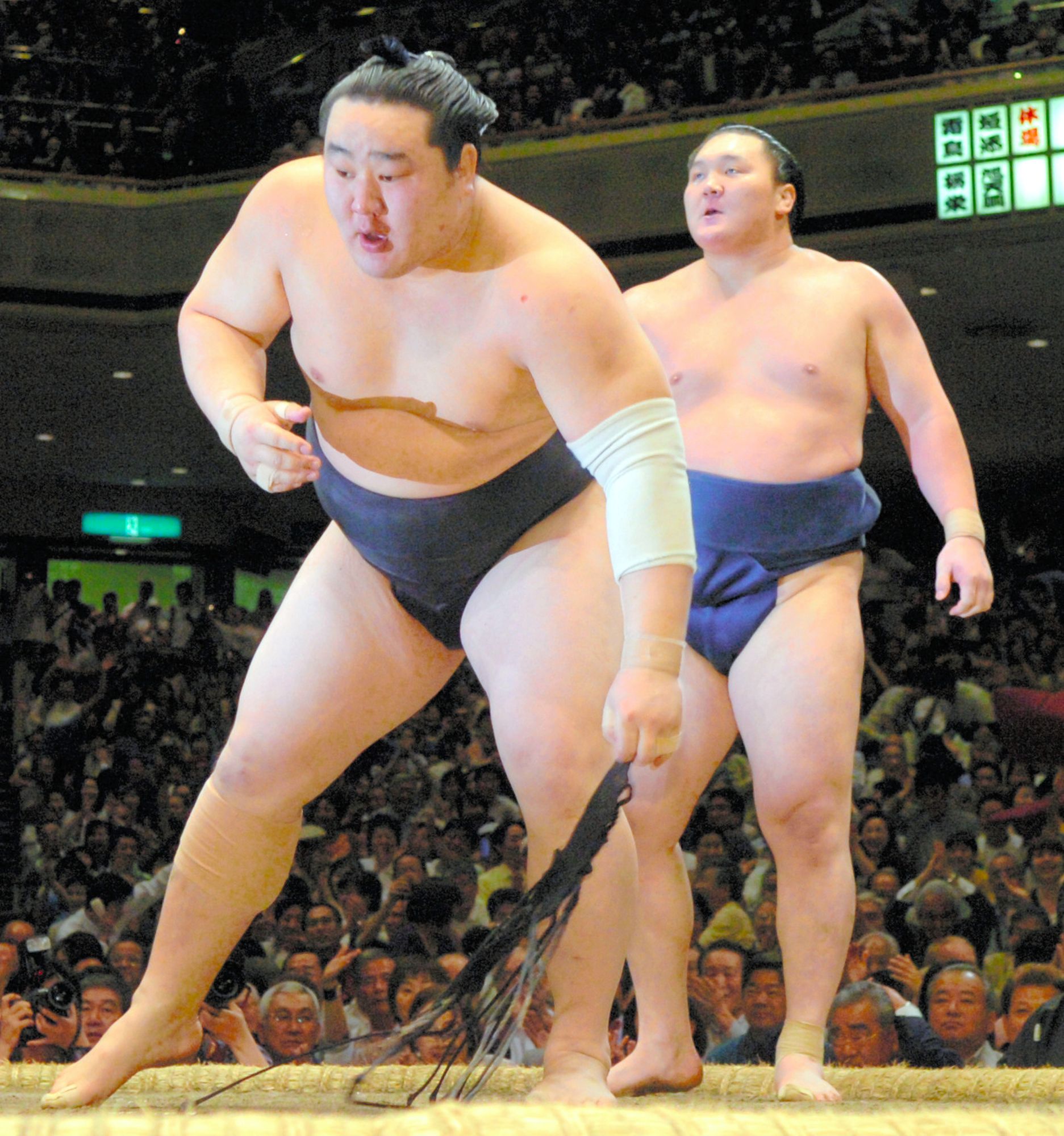 2007年の夏場所で朝青龍（手前）を破り、全勝優勝を決めた白鵬