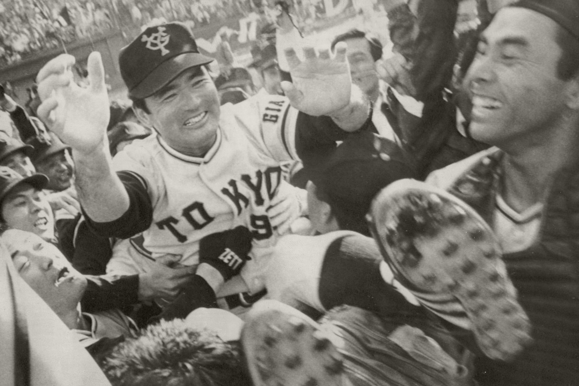 1976年、リーグ優勝を決めて、満面の笑みで胴上げされる巨人の長嶋茂雄