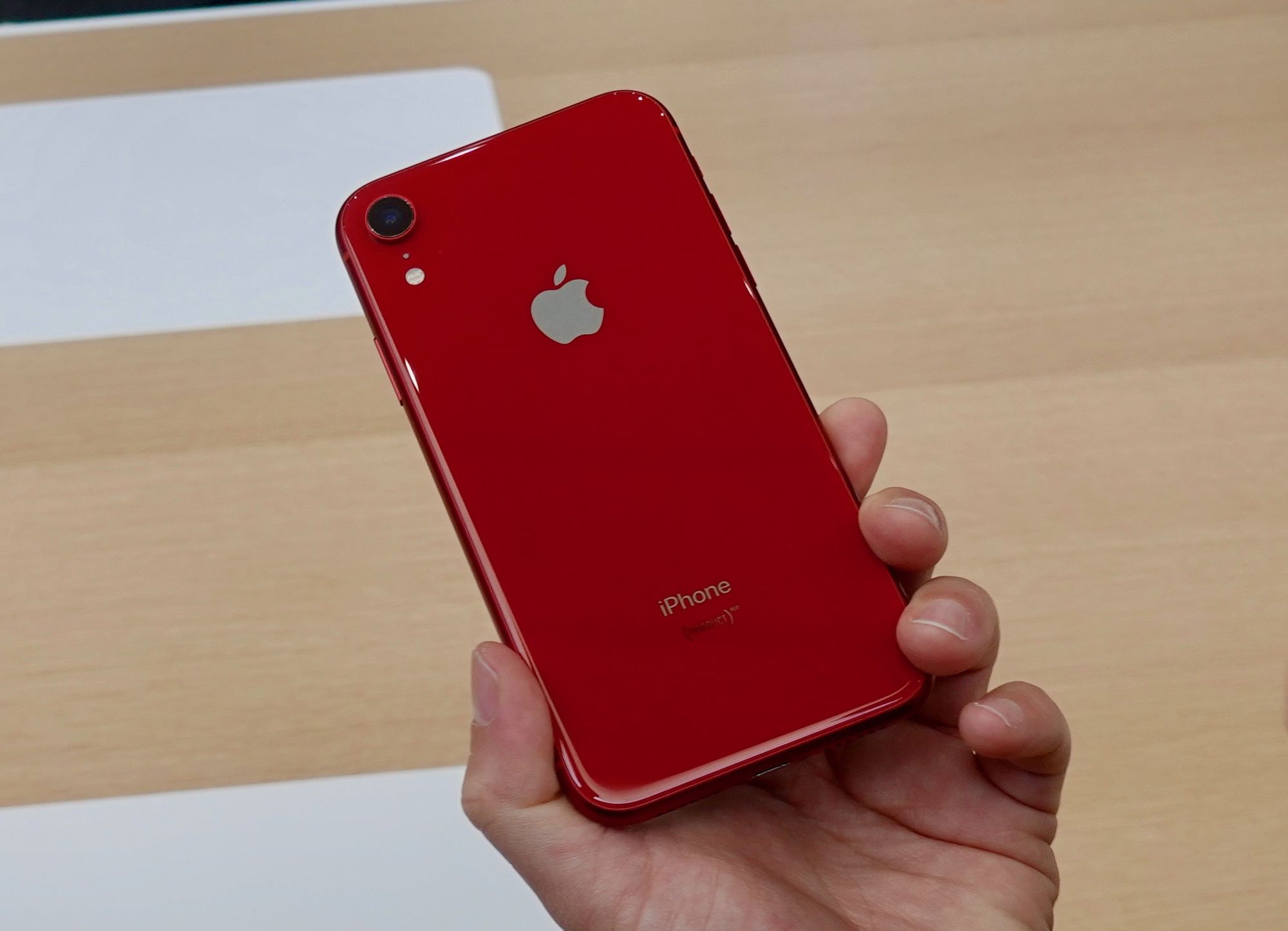 iPhone XR（レッド）。世界エイズ・結核・マラリア対策基金への寄付