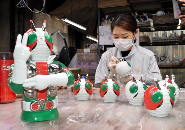 仮面ライダーV3、瀬戸ノベルティ人形で復活 焼酎メーカーとコラボ