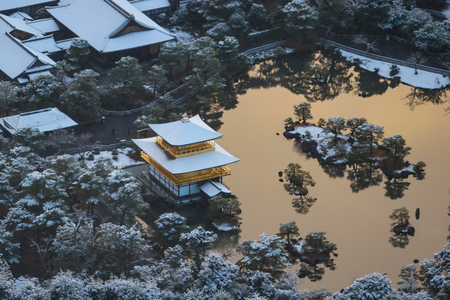 雪の朝 池も輝く金閣寺 この冬一番の寒気で近畿各地に積雪：朝日新聞