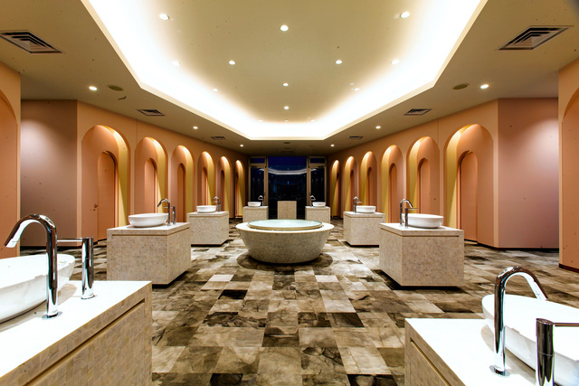 4億円で磨きをかけた豪華すぎるトイレ カーペットにVIP用個室も：朝日新聞