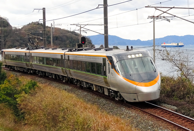 JR四国の8000系特急形電車リニューアル車がデビュー [愛媛県]：朝日新聞