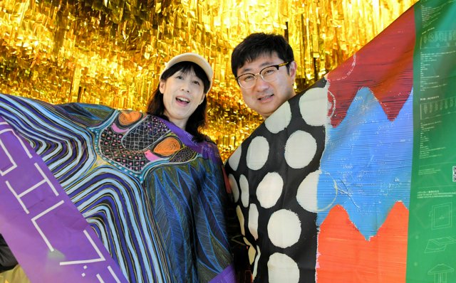 壁」打ち破るカラフルなポンチョ かぶって万博会場を歩けば [大阪府