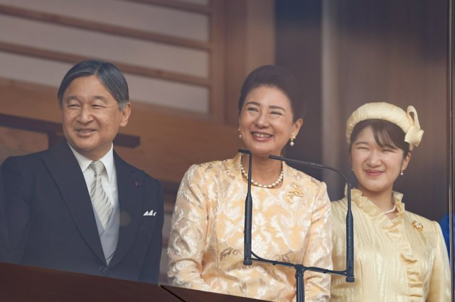 写真まとめ】天皇陛下66歳に 一般参賀、「祝賀の儀」などで笑顔：朝日新聞