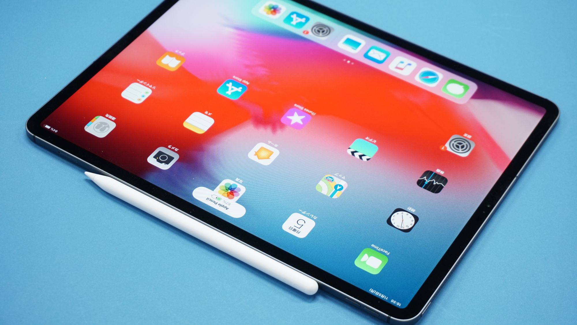 iPad Pro用のペン「Apple Pencil」は第二世代に。上が第一世代、下が第