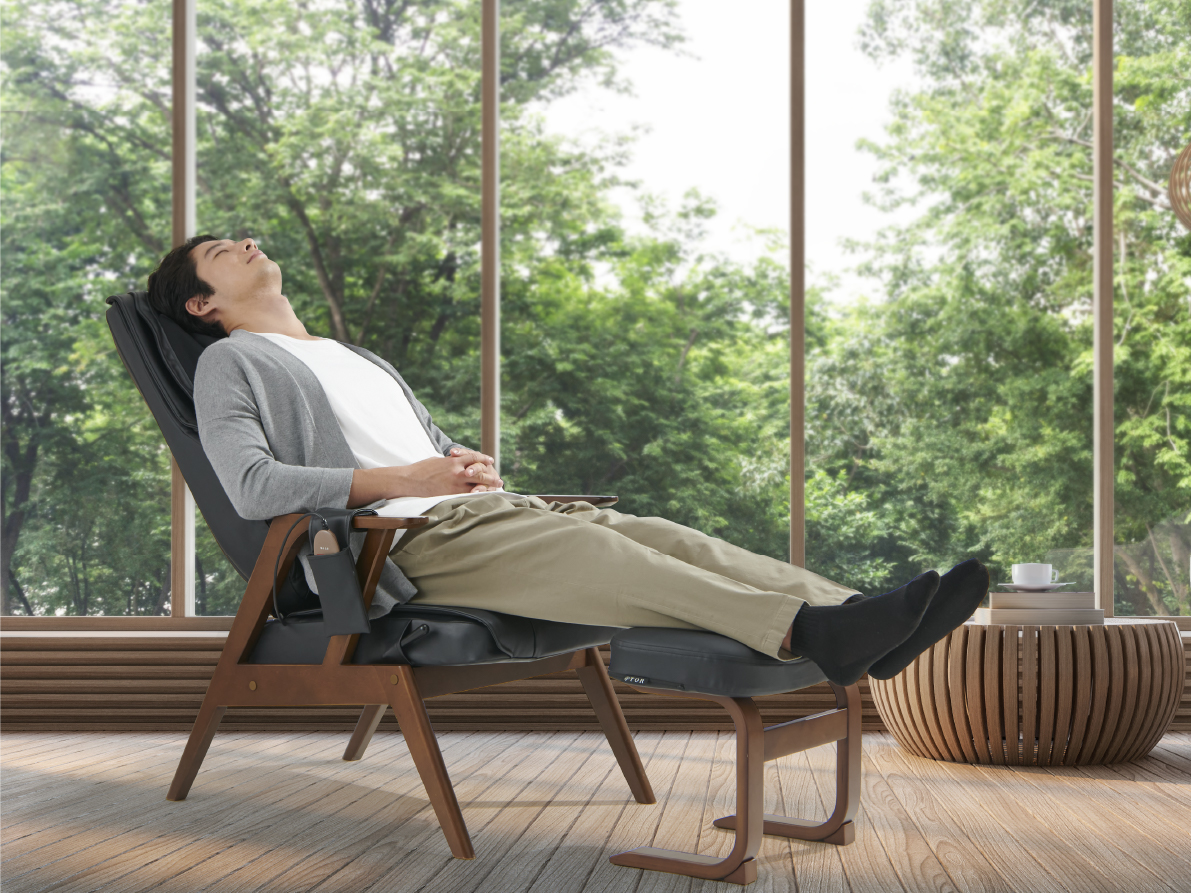 リクライニングマッサージチェア」に レザータイプとオットマンが登場