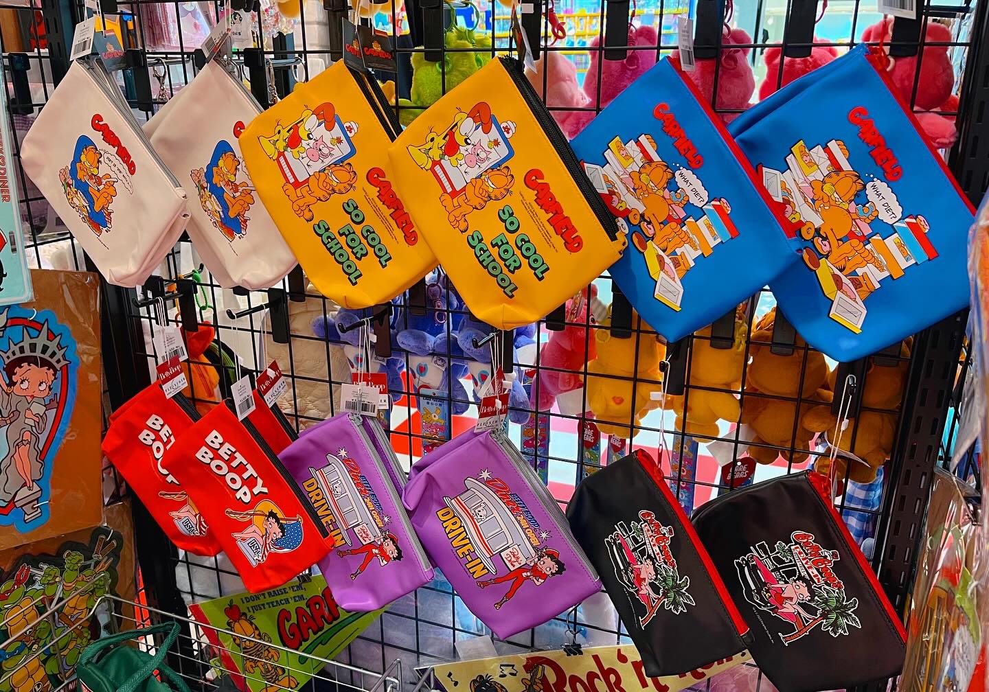 NEW ITEM スクエアポーチ ¥1,650 ポップでカラフルなポーチが登場