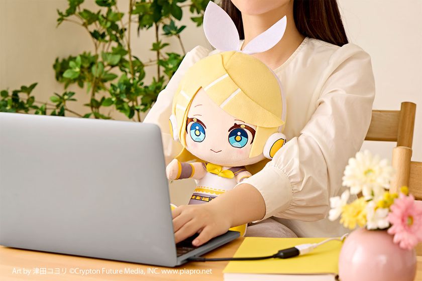 鏡音リン／レンのあったかくなるぬいぐるみが発売決定！ おひざにのせ