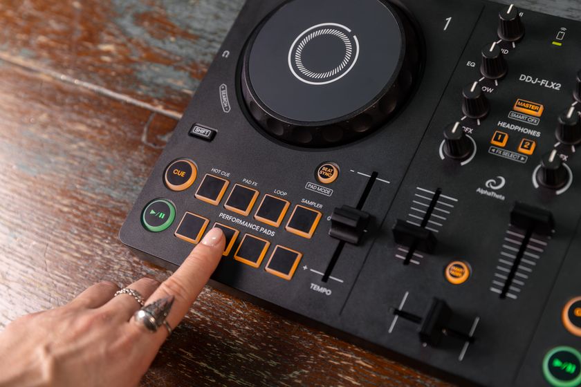 手持ちのスマートフォンですぐにDJを始められ、 音楽を思いのままに