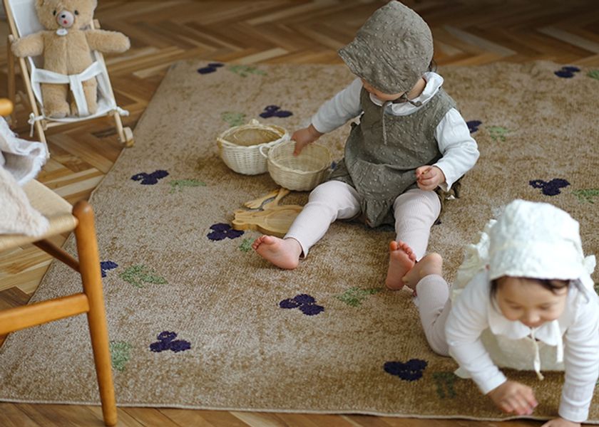 春の新生活に！甘酸っぱい果実のブルーベリー柄 北欧ラグが 待望の再