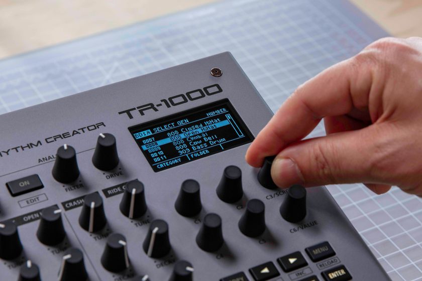 伝説的な「TR-808」「TR-909」サウンドを継承する アナログ音源搭載