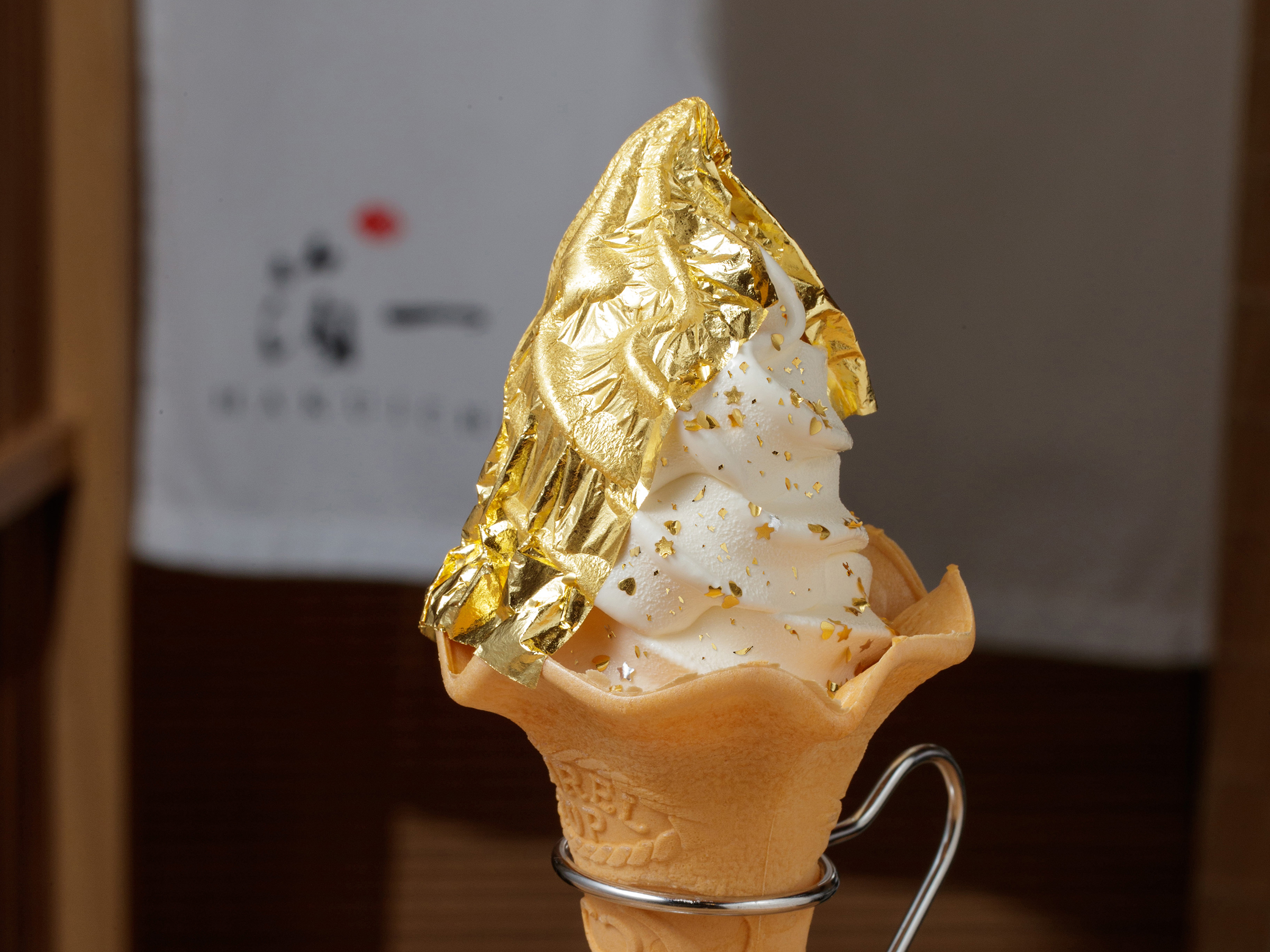銀座に箔一の“金箔ソフト”が初上陸！ GINZA SIXの期間限定ショップに