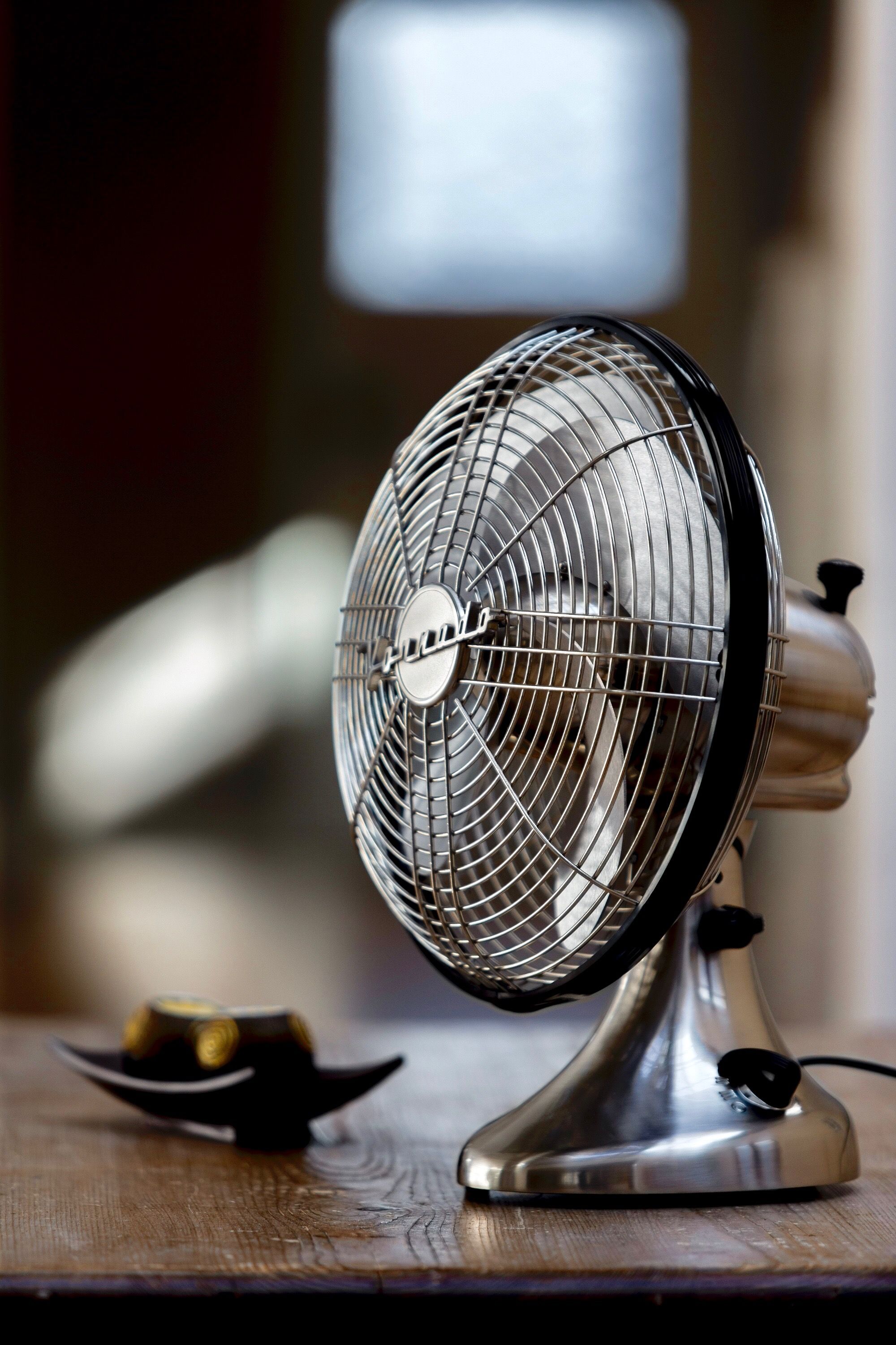 インテリアにも映えるアールデコ調の卓上扇風機 “VORNADO”(ボルネード