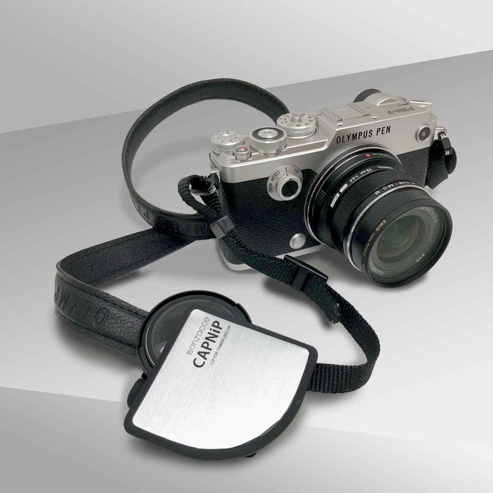 カメラストラップに取り付けるレンズキャップ用クリップ 「CAPNiP