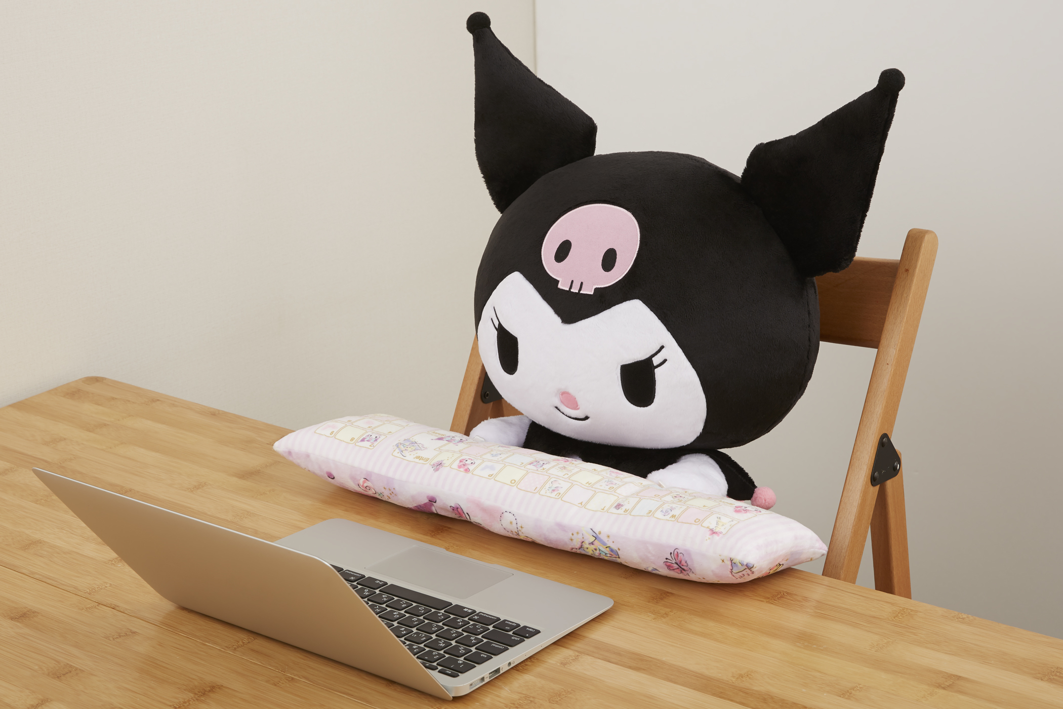 サンリオ「クロミ」のPCクッション登場 抱っこしながらPC作業できる