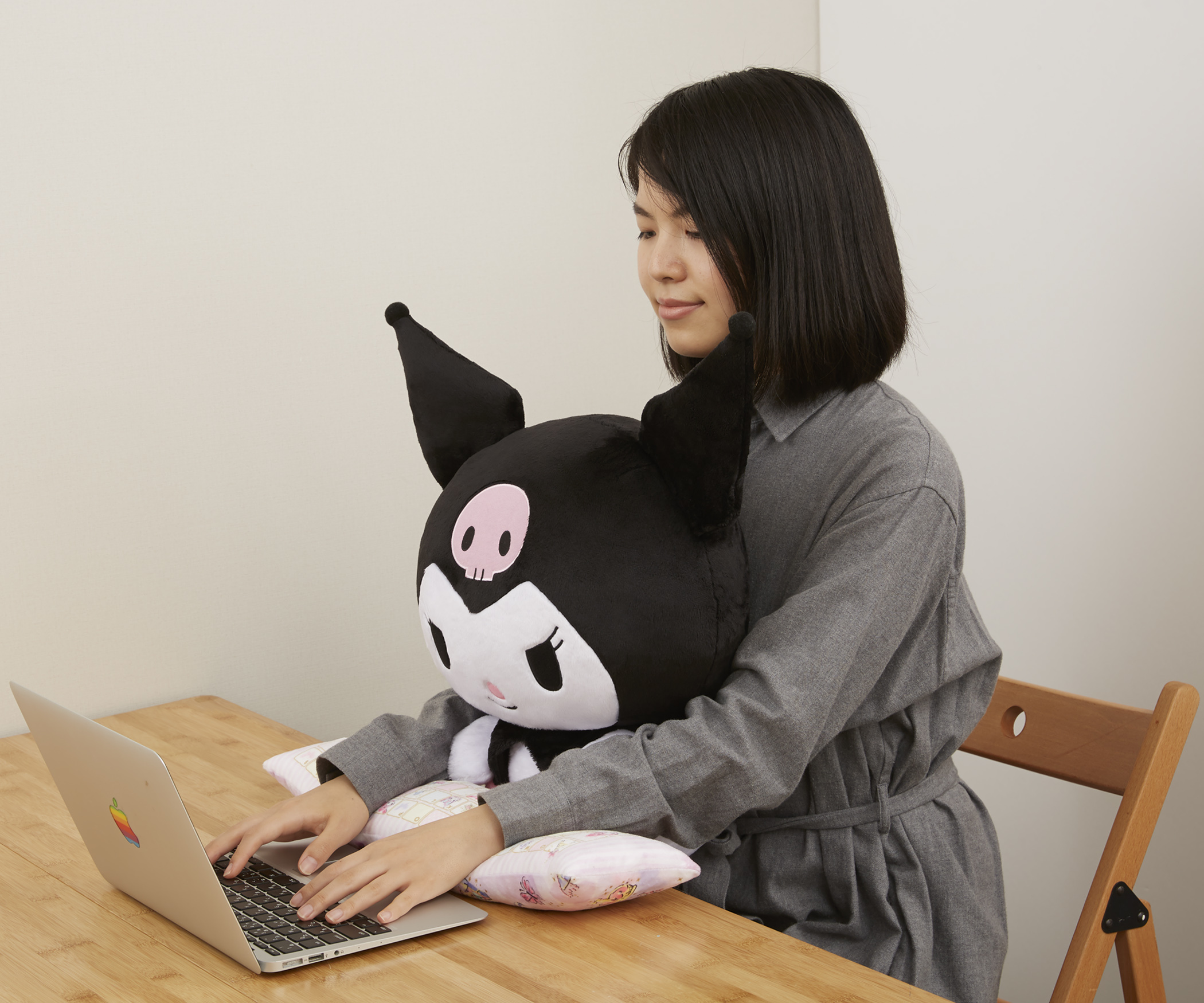 サンリオ「クロミ」のPCクッション登場 抱っこしながらPC作業できる