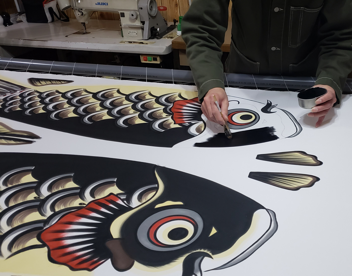 進化型】の総手描き鯉のぼりを製造する 『手描き鯉のぼり工房 hinowa