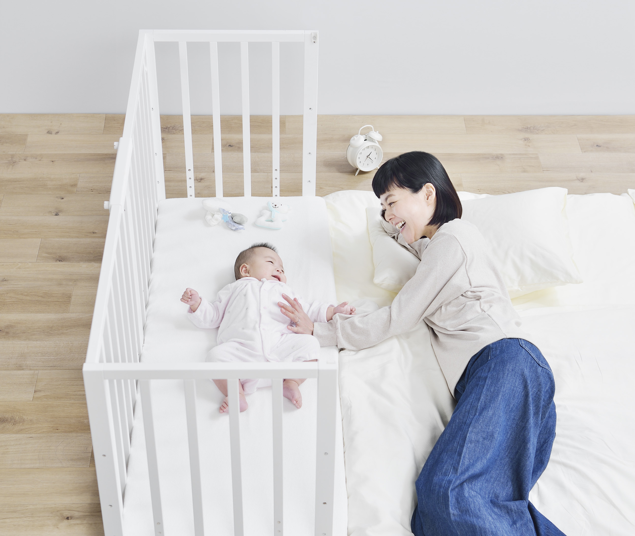 ベッドにも布団にもつなげて添い寝ができるベビーベッド 「そいねーる