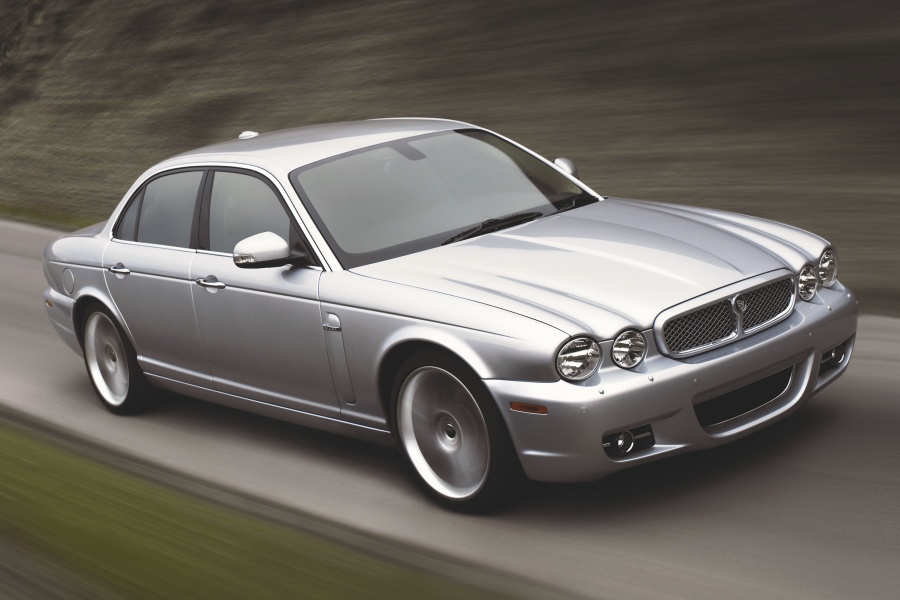 ジャガーXJ（X350系） アルミ・ボディにクラシカルな見た目 英国版中古