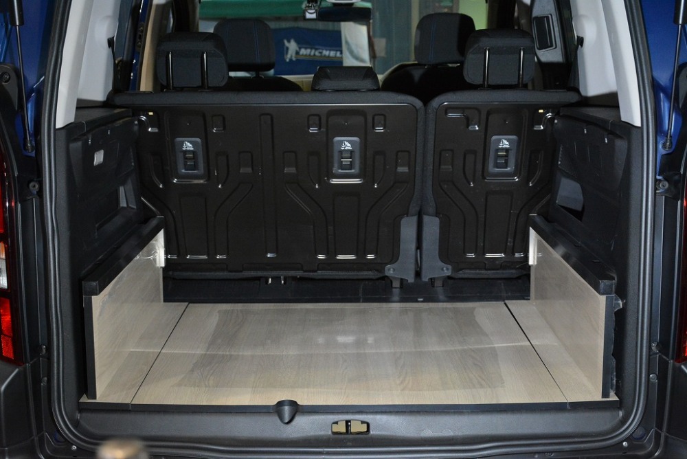 リフター＆ベルランゴで車中泊を快適に！ 専用ベッドキットをデモカー