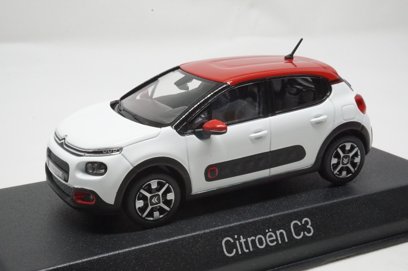 シトロエンミニカー New C3 ホワイト/レッドルーフ 2016 - プジョー