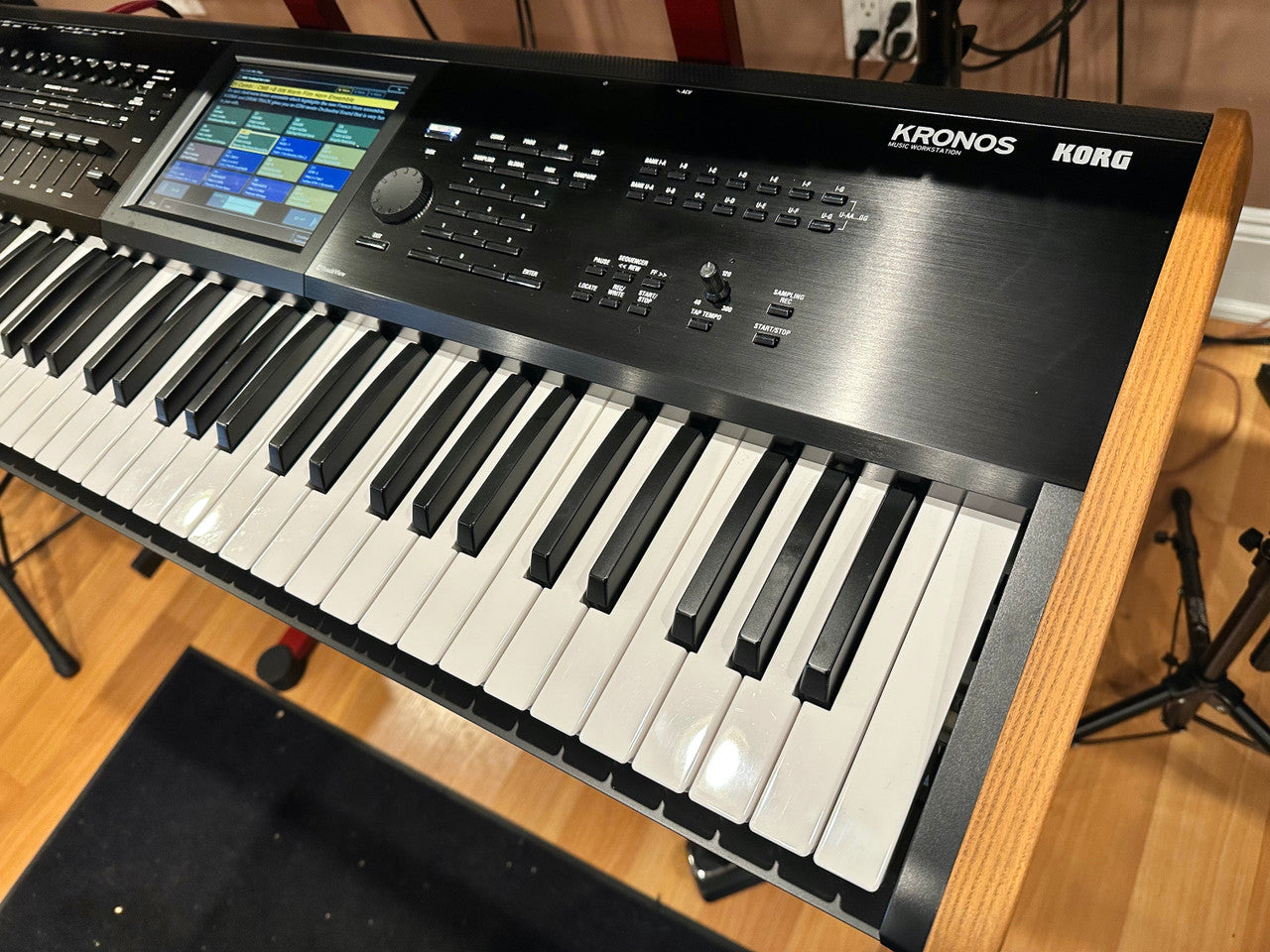 Korg Kronos 2 61 key Sampling workstation synthesizer – AudioProCT