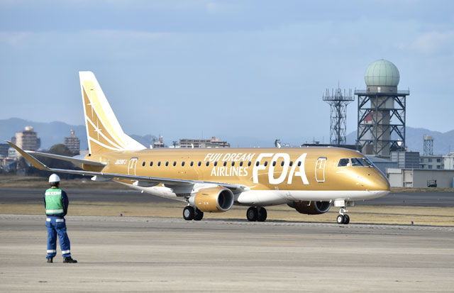 黄金色のエンブラエル、名古屋に降り立つ 写真特集・FDAのゴールド9