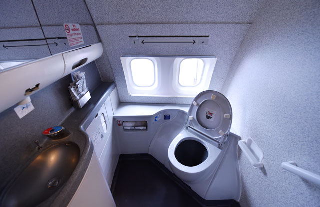 窓付きトイレの贅沢仕様737-700ER 特集・さよならANAビジネスジェット