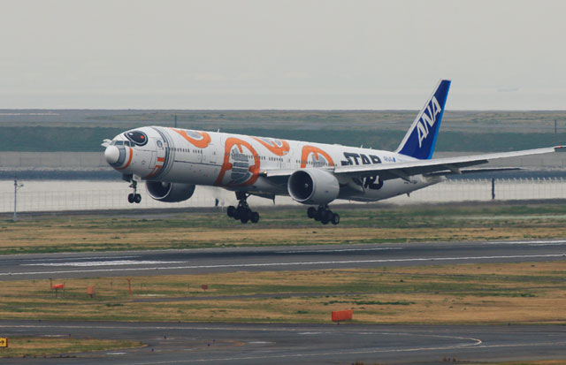 ANA、スター・ウォーズ塗装3機が勢揃い BB-8も羽田到着