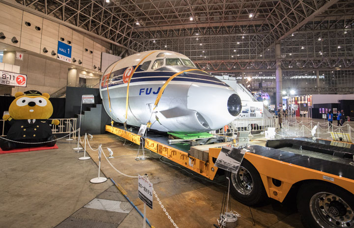 JAL、ニコ超にDC-8「FUJI号」空の一流ホテル展示