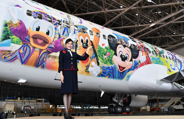 JAL、ディズニーリゾート開園35周年特別塗装機 ミッキーやドナルド描き