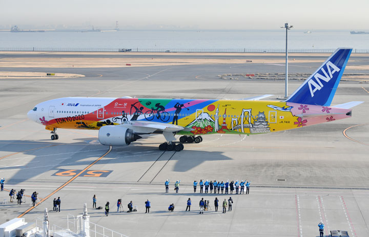 ANA、富士山や東京タワー描いた777就航 東京五輪向け特別塗装機
