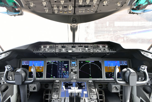 777-200より長い超長胴型787 写真特集・ANA 787-10（操縦席・外観編）