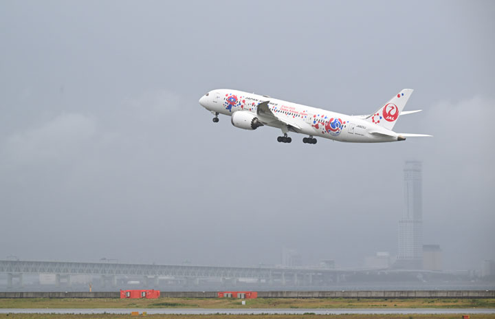 JAL、787のミャクミャクJETが関空就航 国際線で万博PR