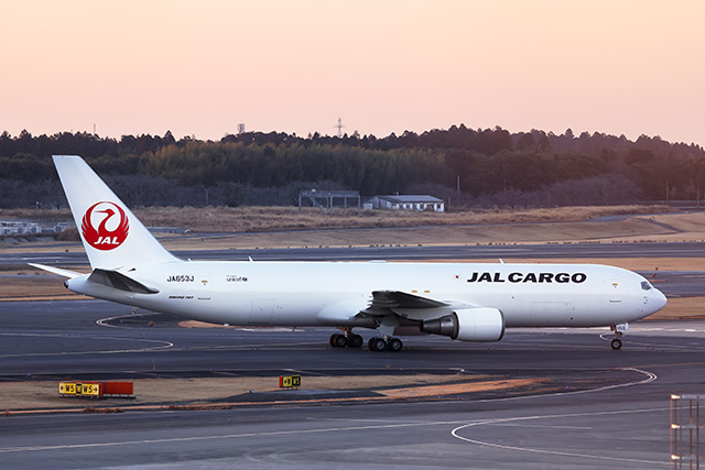 JAL 767貨物機、成田に到着 2/19就航、14年ぶり専用機