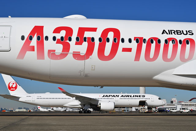 JAL A350-1000、ロゴ入り初号機と真っ白2号機並ぶ 24日NY就航