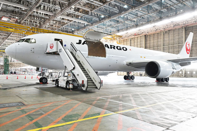 JAL、13年ぶり貨物機公開 767転用、DHLと東アジア協業
