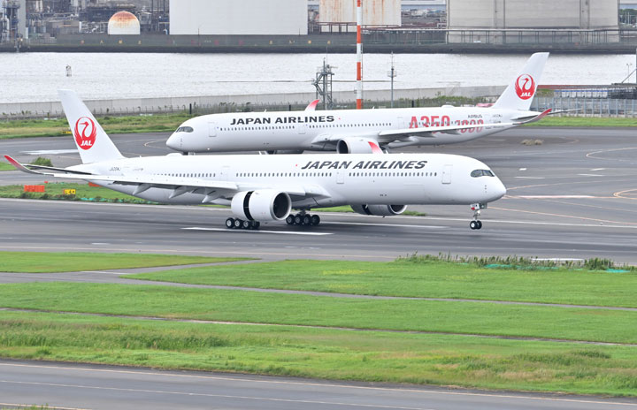 JAL A350-1000、6号機が羽田到着 ロゴ入り2号機とすれ違い
