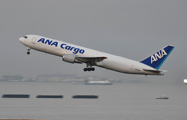 32年飛んだANA 767BCF貨物機JA8323、羽田から離日しビクタービルへ