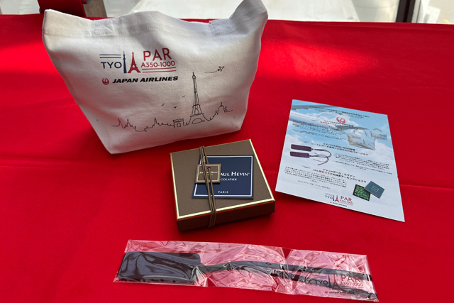 JALのA350-1000、パリ発初便も出発 シートレザーのタグ等の記念品
