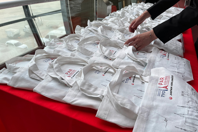 JALのA350-1000、パリ発初便も出発 シートレザーのタグ等の記念品