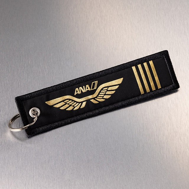ANA、パイロット制服モチーフの新商品 黒基調に4本線、バッグなど6種