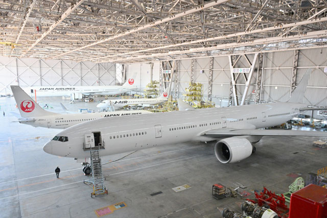 JAL、世界最古の777-300ER売却整備が大詰め JA732Jが3月離日へ