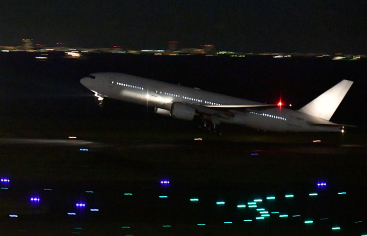 旧JASの777初号機、”白塗り”で売却先へ レインボーセブン初の退役機