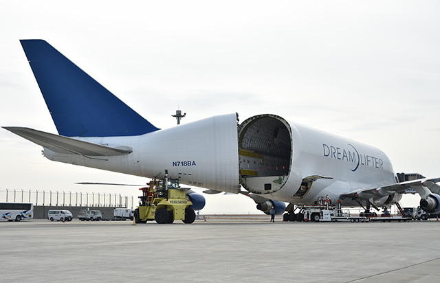 胴体後部ごと大きく開くカーゴドア 写真特集・ドリームリフター機内
